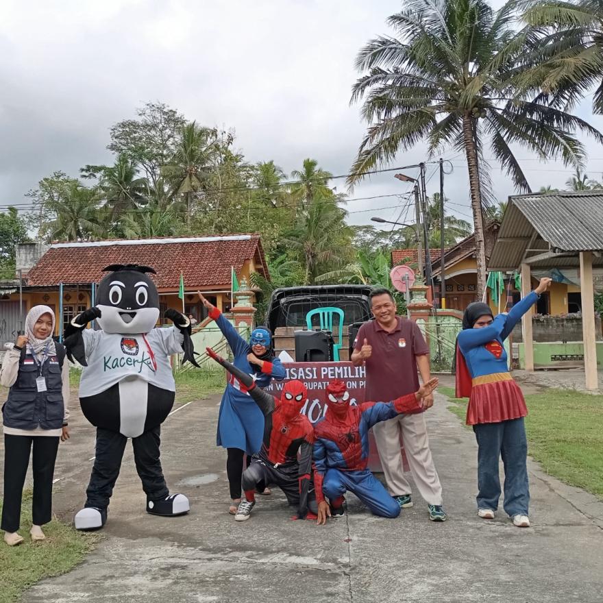 Sukseskan Pilkada PPS Kalurahan Janten Sosialisasi Keliling Bersama Super Hero